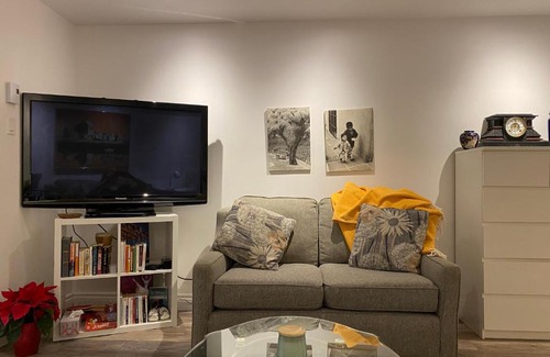 Cote-Des-Neiges—Notre-Dame-De-Grace Apartamento | Lovely renovated Bachelor, close to all needs!