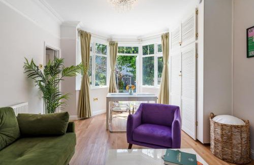 Hillside Apartamento | Lovely garden apartment in Wimbledon Town Centre with private parking by Wimbledon Holiday Lets