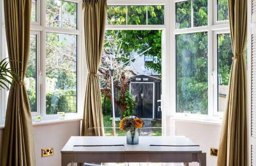 Hillside Apartamento | Lovely garden apartment in Wimbledon Town Centre with private parking by Wimbledon Holiday Lets