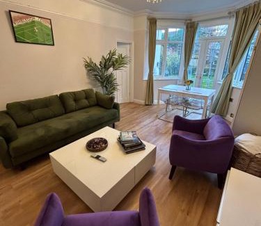 Hillside Apartamento | Lovely garden apartment in Wimbledon Town Centre with private parking by Wimbledon Holiday Lets