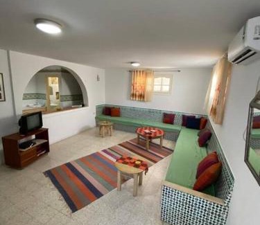 Hiboun Apartamento | Lovely garden-level near Beach