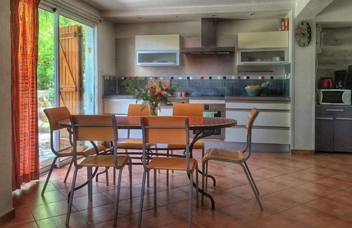 Plage d'Argeles Apartamento | Lovely ground floor gîte in a pretty farmhouse with trees and swimming pool