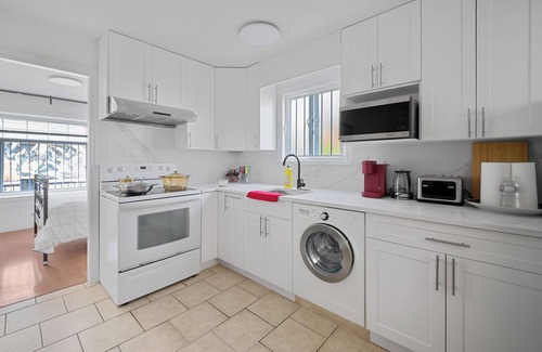 Fraserview Casa | Lovely ground floor suite in Central Vancouver