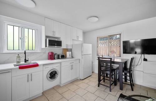 Fraserview Casa | Lovely ground floor suite in Central Vancouver