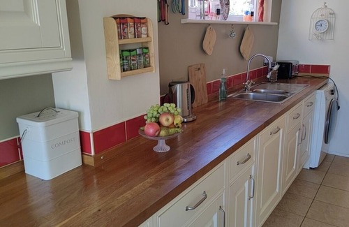 Wootton Bassett Casa | Lovely holiday home on the edge of The Cotswolds, sleeps 6, dogs welcome!