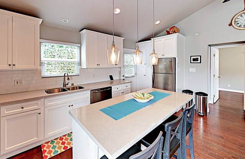 El Segundo Casa | Lovely home 1 block to Main St and near the beach w/ patio - snowbirds welcome