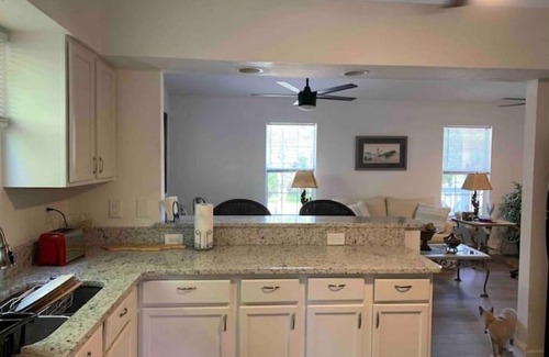 Palm Bay Casa | Lovely home 20 minutes to Melbourne beach, 3br 2bath king bed, deck, EV charger