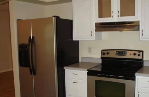 Palm Bay Casa | Lovely home 20 minutes to Melbourne beach, 3br 2bath king bed, deck, EV charger