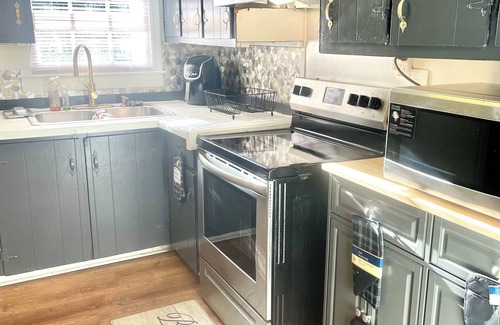 Macon Casa | Lovely home away from home family friendly and 3 minutes from Macon amphitheater