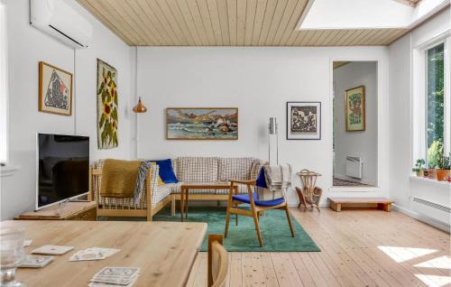 Hoeve Strand Casa | Lovely Home In Fårevejle With Kitchen