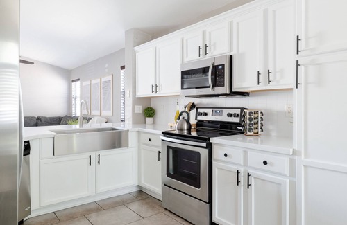 Avondale Casa | Lovely Home King Bed Mid-term Rental Work From Home Coffee Bar 2-Car Garage