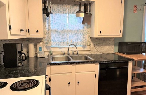 Saunderstown Casa | Lovely home located in the private community of Forest Lake!