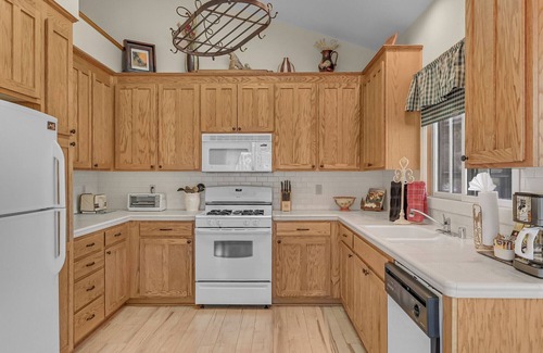 Angels Camp Casa | Lovely Home- near fine dining and pool area (Bret Harte Cottage)