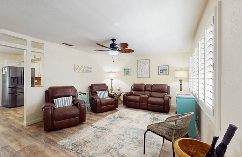 Walsingham Casa | Lovely home on Pinellas Trail,10 minutes to Beach, Close to shopping& Restaurats