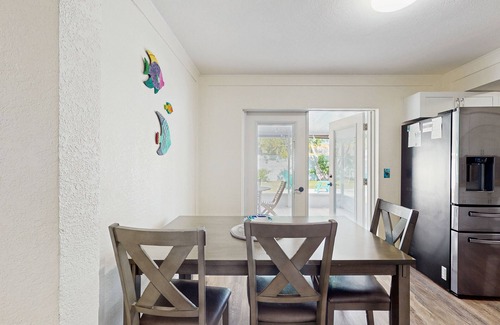 Walsingham Casa | Lovely home on Pinellas Trail,10 minutes to Beach, Close to shopping& Restaurats