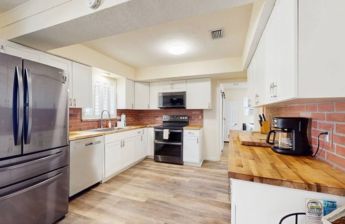 Walsingham Casa | Lovely home on Pinellas Trail,10 minutes to Beach, Close to shopping& Restaurats