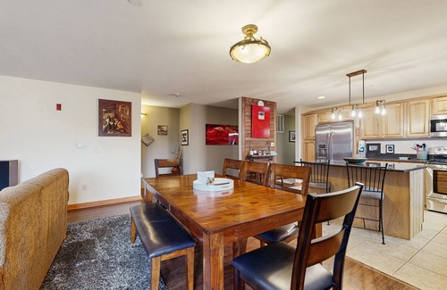 Arkdale Condominio | Lovely home overlooking golf course with WiFi, AC, pool, hot tub - near lake