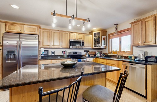 Arkdale Condominio | Lovely home overlooking golf course with WiFi, AC, pool, hot tub - near lake