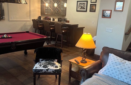Kamas Apartamento | Lovely home suite that sleeps 8 in Kamas with WiFi access with private entrance.