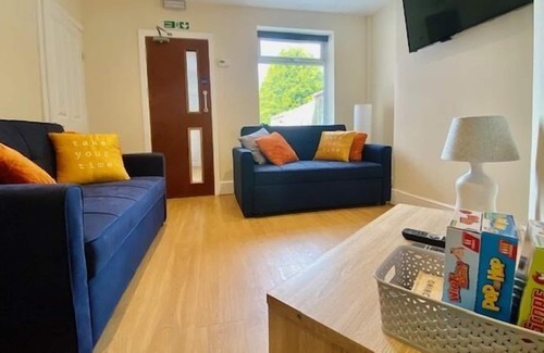 Rugeley Casa | Lovely House - 4 bedrooms all with en-suite