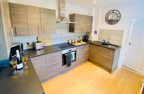 Rugeley Casa | Lovely House - 4 bedrooms all with en-suite