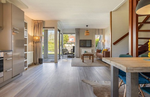 Hemelum Casa | Lovely house by the water. Perfect for those enjoying water sports, cycling etc.