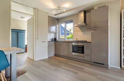 Hemelum Casa | Lovely house by the water. Perfect for those enjoying water sports, cycling etc.