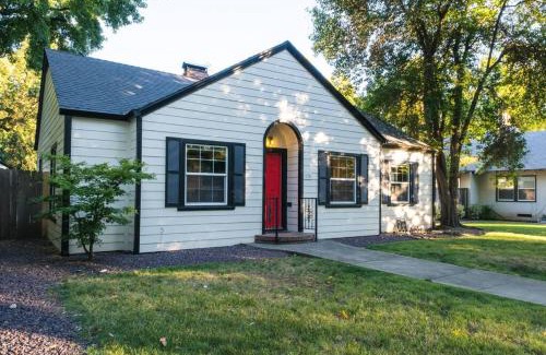 Chico Casa | Lovely House near Downtown, Home away from Home!