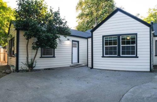 Chico Casa | Lovely House near Downtown, Home away from Home!