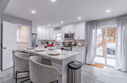 Plainfield Casa | Lovely House (Sleeps 16)