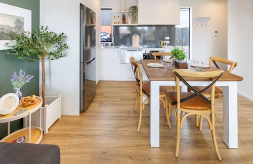 Linwood Casa | Lovely in Linwood: 2BR Beauty with free Carpark