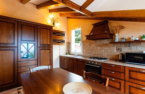 Borghetto Santo Spirito Villa | Acogedor apartamento en villa con piscina, A/C, WIFI, balcón, mascotas permitida y aparcamiento