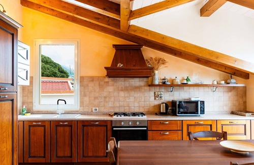 Borghetto Santo Spirito Villa | Acogedor apartamento en villa con piscina, A/C, WIFI, balcón, mascotas permitida y aparcamiento
