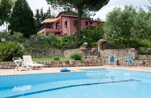 Collesano Villa | Apartamento en villa con piscina, WIFI, A/C, TV, terraza, vista panorámica, cerca de Cefalú