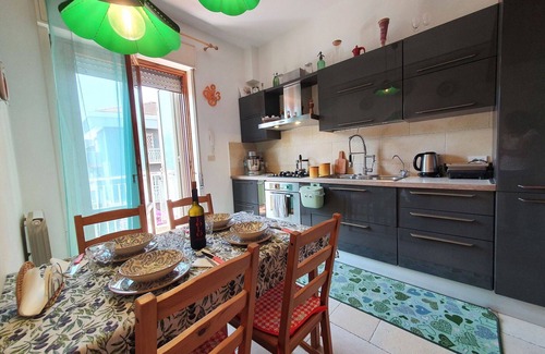 Archi Apartamento | Bonito apartamento para 4 personas con A/C, WIFI, TV, balcón y aparcamiento