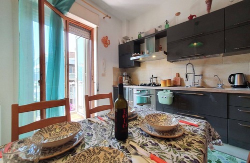 Archi Apartamento | Bonito apartamento para 4 personas con A/C, WIFI, TV, balcón y aparcamiento