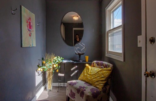 Des Moines Apartamento | Lovely King Bed Loft near Downtown, free parking
