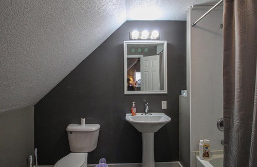 Des Moines Apartamento | Lovely King Bed Loft near Downtown, free parking