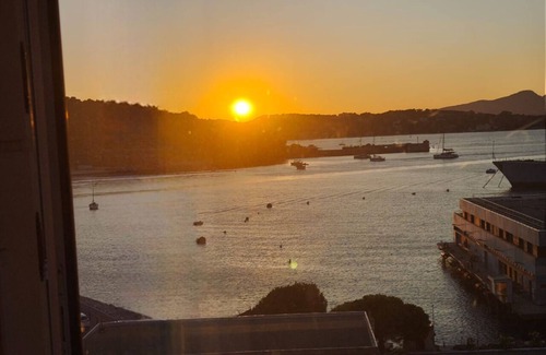 Saint-Mandrier-sur-Mer Apartamento | Lovely, large 2-room through-hall apartment with incredible 180° view of the harbour.