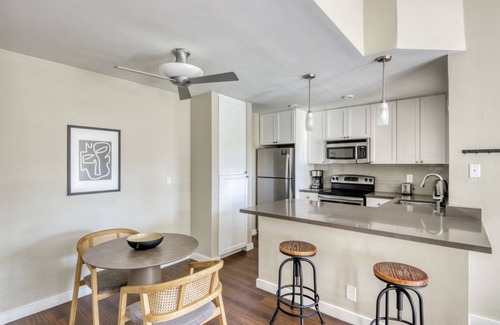 University City Apartamento | Lovely La Jolla 1BR w/ Gym, W/D & Pool, nr bars & shops, by Blueground