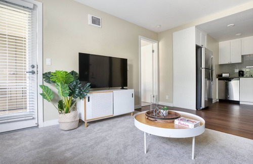 University City Apartamento | Lovely La Jolla 1BR w/ Gym, W/D & Pool, nr bars & shops, by Blueground
