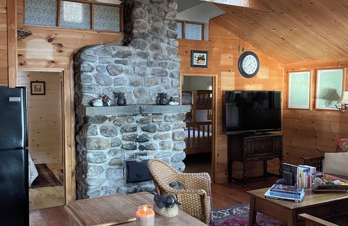 Oxford Cabina | Lovely, Lake Front 2-Bedroom Cabin with Porch and Dock on Saturday Pond