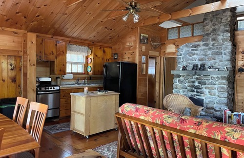 Oxford Cabina | Lovely, Lake Front 2-Bedroom Cabin with Porch and Dock on Saturday Pond