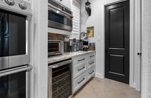 Carolyn Estates Casa | Lovely lake front home sleeps 16 on Cedar Creek Lake in charming Mabank TX
