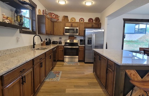 Sevierville Cabina | Lovely Lakehouse with water view, shared pool, billards, arcade game