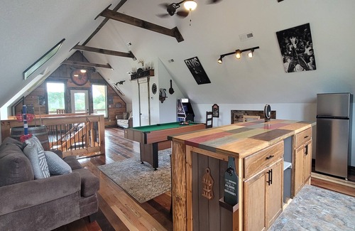 Sevierville Cabina | Lovely Lakehouse with water view, shared pool, billards, arcade game