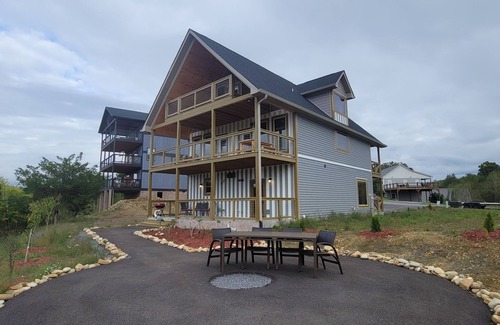 Sevierville Cabina | Lovely Lakehouse with water view, shared pool, billards, arcade game
