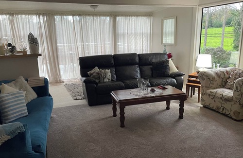 Pakaraka Casa | Lovely Large Family Home on 3 1/2 Acres Down a Private Lane. Plenty of Parking