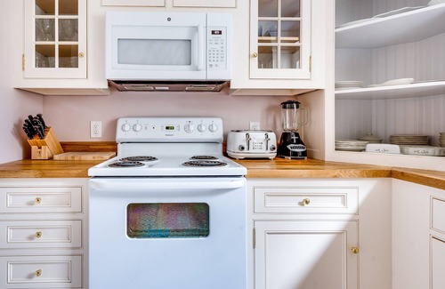 Mystic - New London Casa | Lovely & Light-Filled Victorian Townhouse with Luxury Amenities