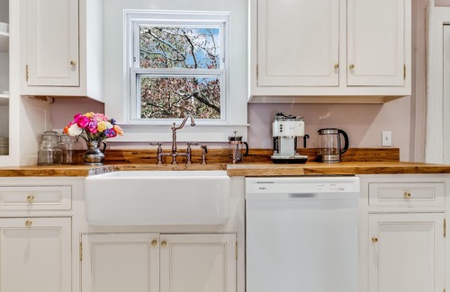 Mystic - New London Casa | Lovely & Light-Filled Victorian Townhouse with Luxury Amenities
